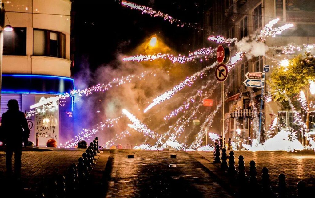 Φλέγεται η Τουρκία – Οι Κούρδοι επιτίθενται στην τουρκική αστυνομία με βόμβες μολότοφ [εικόνες]