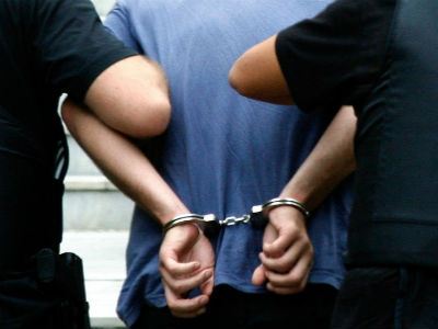 Τα έκανε γυαλιά – καρφιά μέσα στο Αστυνομικό Τμήμα