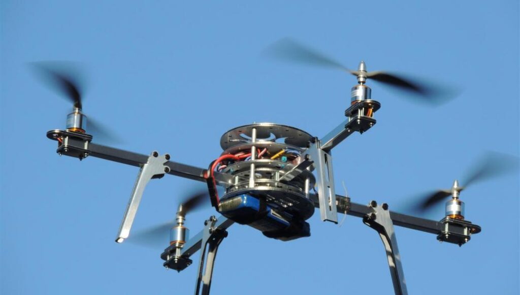 Συναγερμός στο ΥΠΕΘΑ: Τηλεκατευθυνόμενο ελικόπτερο παρακολουθεί το υπουργείο