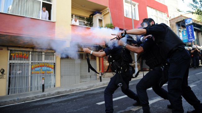 Το ISIL ευχαρίστησε την τουρκική Αστυνομία “που χτυπάει και σκοτώνει τους Κούρδους διαδηλωτές”! (vid)