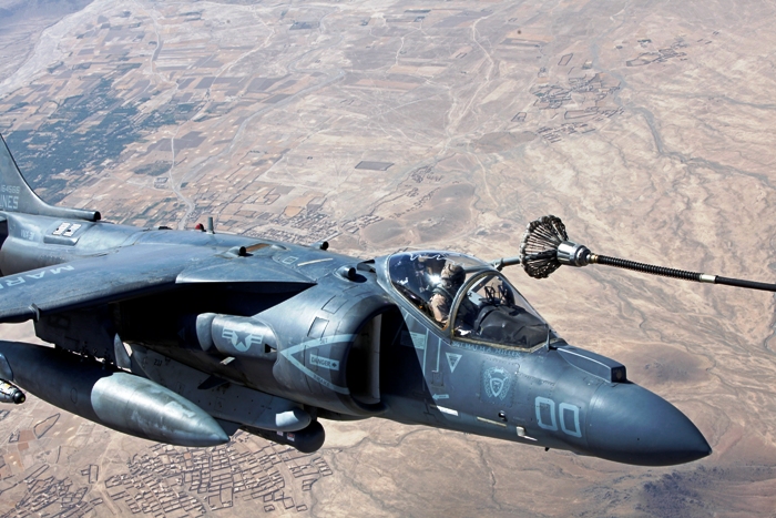 Ανεφοδιασμός στον αέρα AV-8B Harrier και MV-22 Osprey πάνω από τη Μεσόγειο – Βίντεο