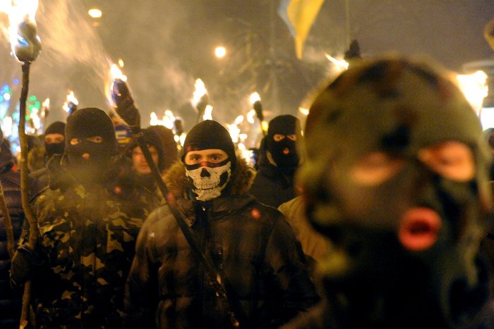 Βίαια επεισόδια από νεοναζί του «Δεξιού Τομέα» έξω από την ουκρανική βουλή στο Κίεβο