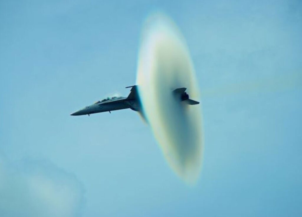 Εκπληκτικό: Φωτογράφος “έπιασε” F-18 Super Hornet να σπάει το φράγμα του ήχου (εικόνες)