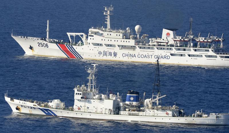 Η Ιαπωνία τιμά το μιλιταριστικό της παρελθόν και η Κίνα στέλνει πολεμικά στα Σενκάκου