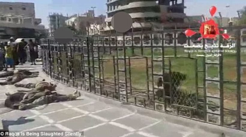 Στη Ράκα της Συρίας γυναίκες και παιδιά περπατούν δίπλα σε αποκεφαλισμένα πτώματα Σύρων στρατιωτών (vid, εικόνες)