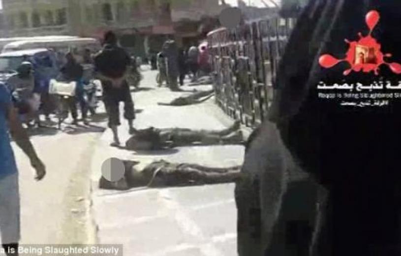 Νέες φρικιαστικές εικόνες: Τζιχαντιστές με γυναικόπαιδα να περπατούν δίπλα σε πτώματα [εικόνες, βίντεο]