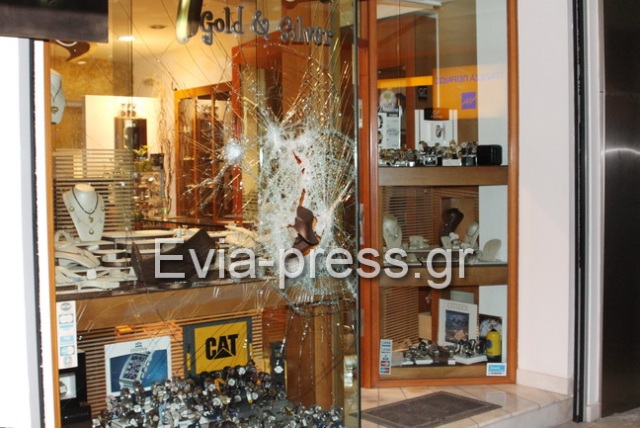 Ληστεία με καλάσνικοφ σε κοσμηματοπωλείο στην Ερέτρια [βίντεο]