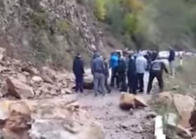 Ξάνθη: Στα δύο «κόπηκε» ο δρόμος λόγω της κακοκαιρίας (vid)