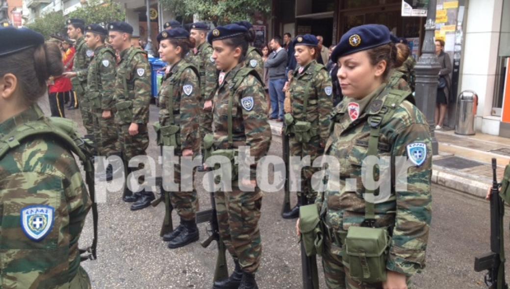 Στρατιωτίνες στην παρέλαση της Πάτρας (εικόνες)