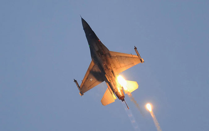 Ο κόσμος των social media “αποθέωσε” τον πιλότο του F-16 [εικόνες]