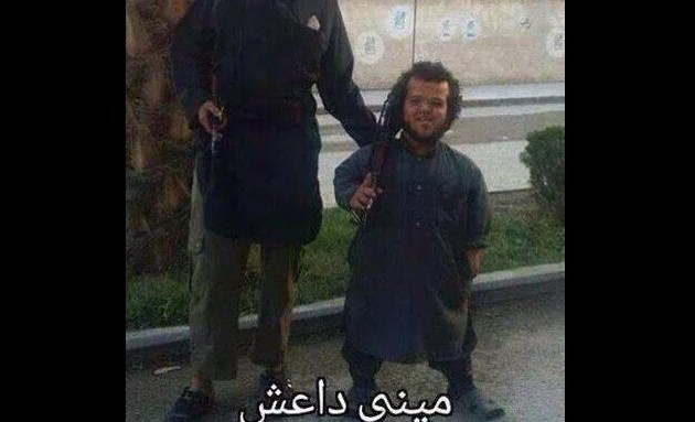 Nάνος ισλαμιστής πολεμάει με την ISIL