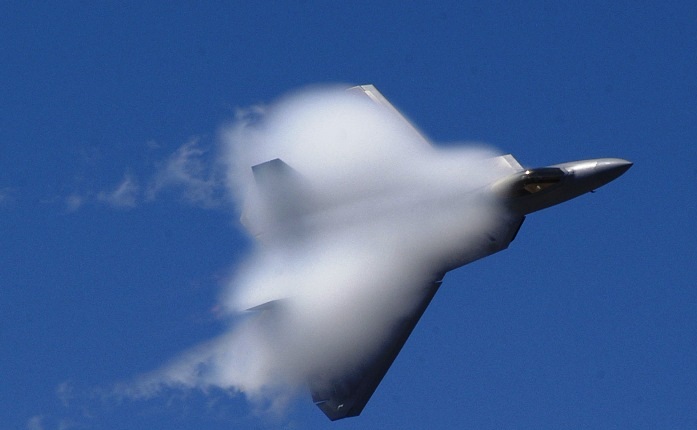 Εντυπωσιακοί ελιγμοί από το F-22 Raptor το “καμάρι” των ΗΠΑ (vid)