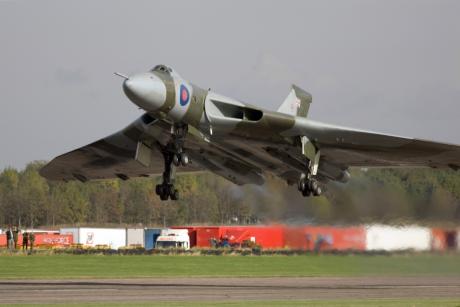 Βομβαρδιστικό XH558 Vulcan: Μπορεί να κλείνει τα 50 χρόνια αλλά ακόμα μπορεί να ελίσσεται [βίντεο]