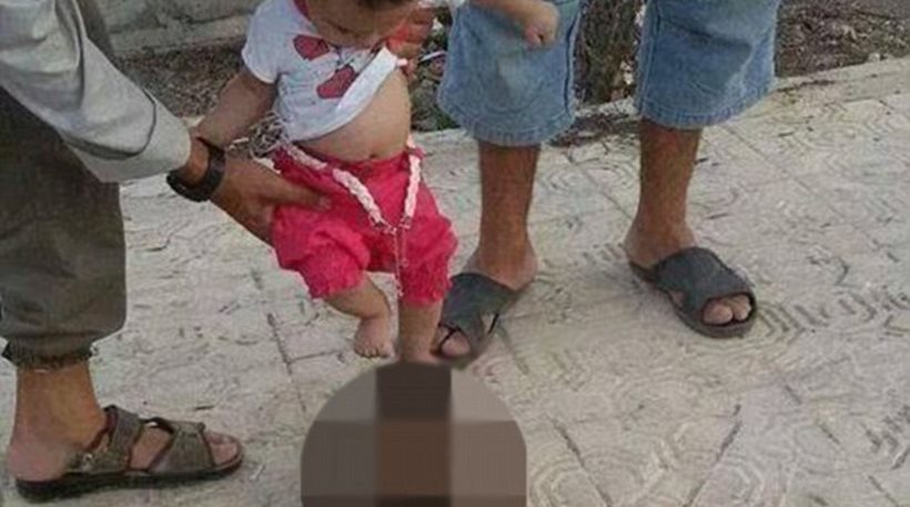 Σοκ: Μωρό παίζει μπάλα με κομμένο κεφάλι Σύρου στρατιώτη – Αυτά τα εγκλήματα εξέθρεψαν οι ΗΠΑ