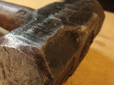 Eπιτέθηκε σε αρχιτέκτονα με βαριοπούλα στα Εξάρχεια!