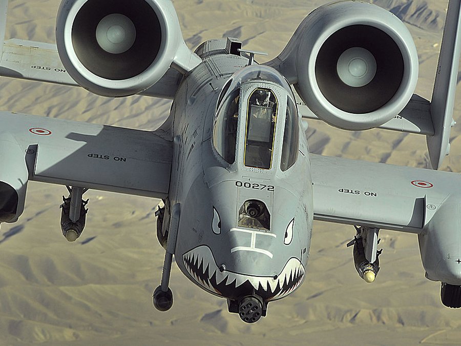 To A-10 Thunderbolt II εν δράσει καταστρέφοντας τα πάντα με το πυροβόλο του [βίντεο]