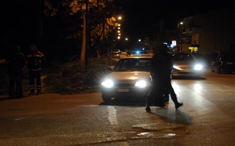 Γάζωσαν καφενείο στον Άγιο Παντελεήμονα