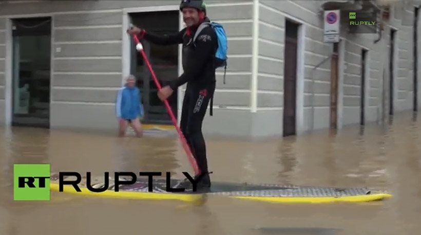 Στη Ρώμη τραβάνε κουπί πάνω σε σανίδες και ο δήμαρχος λέει ότι “όλα είναι υπό έλεγχο” (vid, εικόνες)