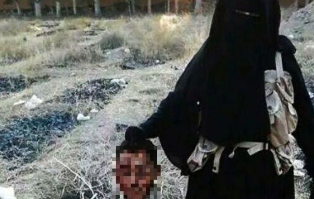 Αυτή η γυναίκα παίρνει κεφάλια στο Ισλαμικό Κράτος [σοκαριστική φωτογραφία]
