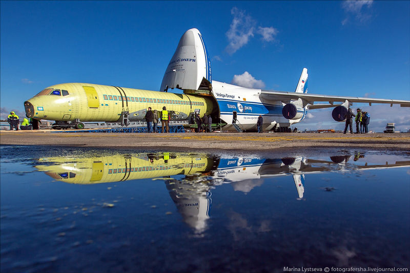 Δείτε πως χωρά ένα Sukhoi Superjet στα έγκατα ενός An-124