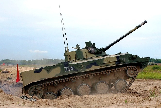 ΤΟΜΑ BMD-2 των Ρώσων αλεξιπτωτιστών σε ελεύθερη πτώση από αεροσκάφος IL-76 – Βίντεο