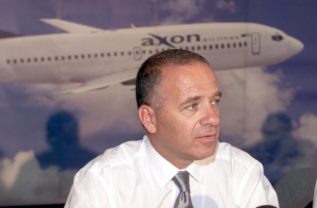 Επιβεβαίωση defencenet.gr: Με τα πιστόλια μπήκε η Οικονομική Αστυνομία στα γραφεία Λιακουνάκου!