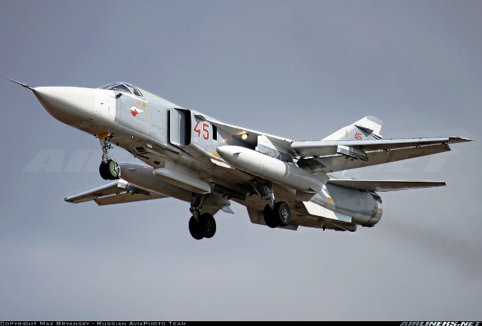 Ρωσικό αεροσκάφος Su-24 περνάει ξυστά πάνω από τα κεφάλια Ουκρανών (vid)