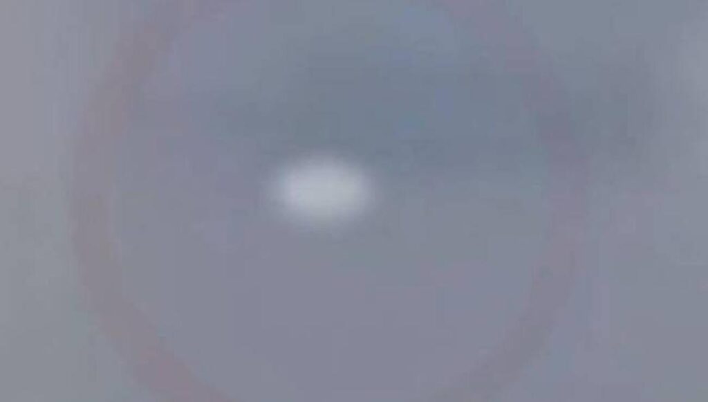 Επιβάτης αεροπλάνου κατέγραψε UFO πάνω από το Ιράν [βίντεο]