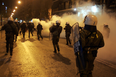 Στα Εξάρχεια τώρα τα επεισόδια μεταξύ αναρχικών και Αστυνομίας