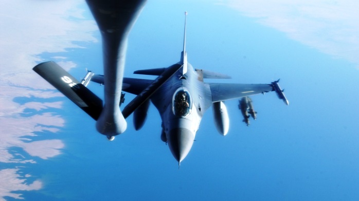 Ιράκ: Εναέριοι ανεφοδιασμοί βελγικού F-16 και γαλλικού AWACS – Βίντεο