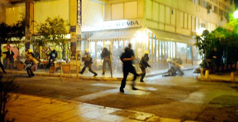 Επεισόδια στα Εξάρχεια: Δέκα συλλήψεις και 73 προσαγωγές
