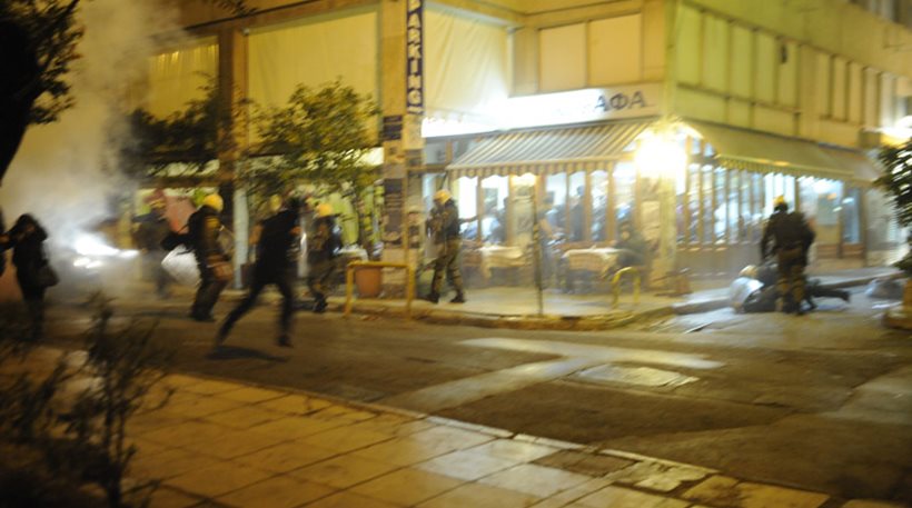 Συνεχίζονται τα επεισόδια αναρχικών και αστυνομίας στα Εξάρχεια – 2 δημοσιογράφοι τραυματίες [εικόνες]
