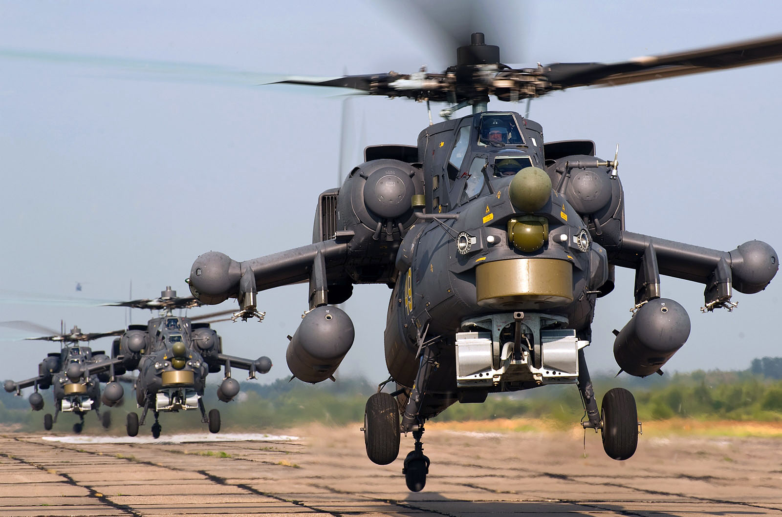 Ρώσοι χειριστές Mi-28NH εκπαιδεύονται σε αποστολές διείσδυσης νύχτα πετώντας 5 μέτρα πάνω από το έδαφος
