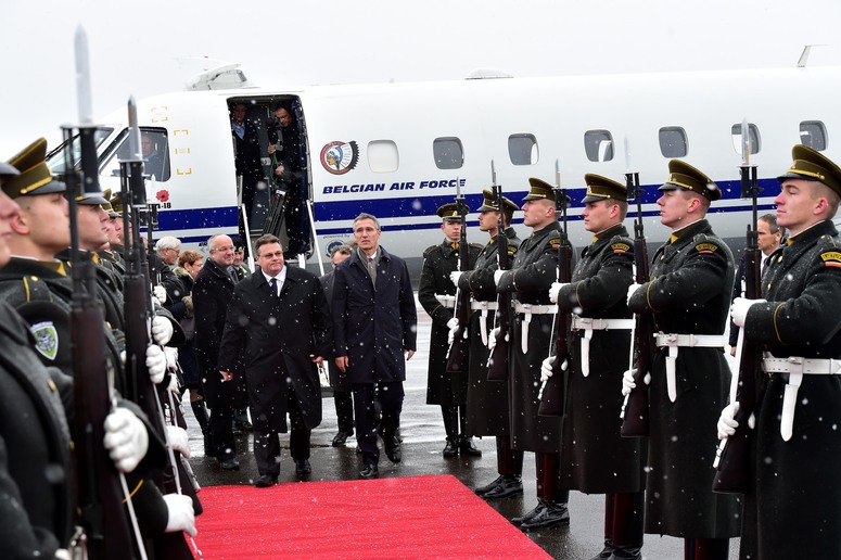 Το ΝΑΤΟ έστειλε ολλανδικά F-16 για προστασία της πτήσης του γ.γ. του ΝΑΤΟ από τους… Ρώσους!