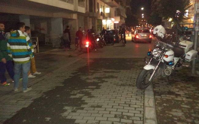 Τρίκαλα:Ανήλικος δικυκλιστής παρέσυρε και τραυμάτισε αστυνομικό