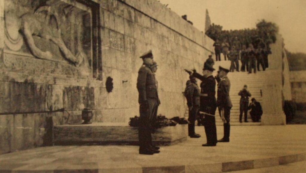 Ο Α/ΓΕΕΘΑ στρατηγός Μιχάλης Κωσταράκος και ο Λοχίας Δημήτρης Ιτσιος…