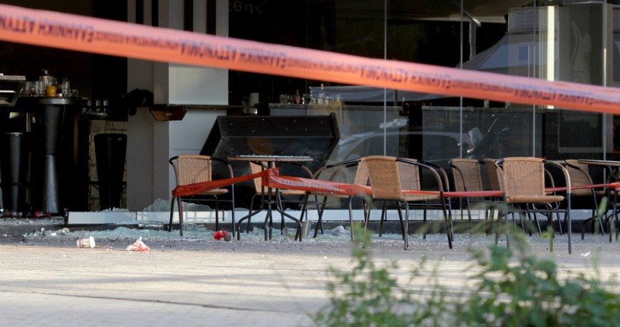 «Mανιακός και άκρως επικίνδυνος» o μακελάρης του Πειραιά – Καρέ καρέ ο πιστολέρο με το καλάσνικοφ (vid)