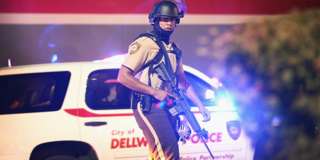 Μάχες στο Φέργκιουσον – Πάλι οι ΗΠΑ αντιμετωπίζουν το “σκοτεινό” πρόσωπό τους (vid, εικόνες)