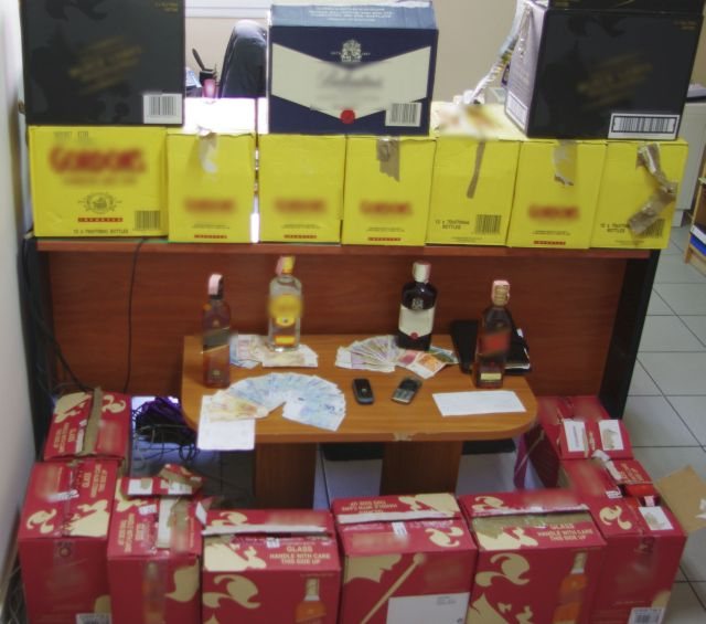 Χειροπέδες για εισαγωγή ποτών και βενζίνης