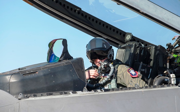 To F-22A Raptor σε εντυπωσιακή επίδειξη στην ΑΒ Nellis (Βίντεο)