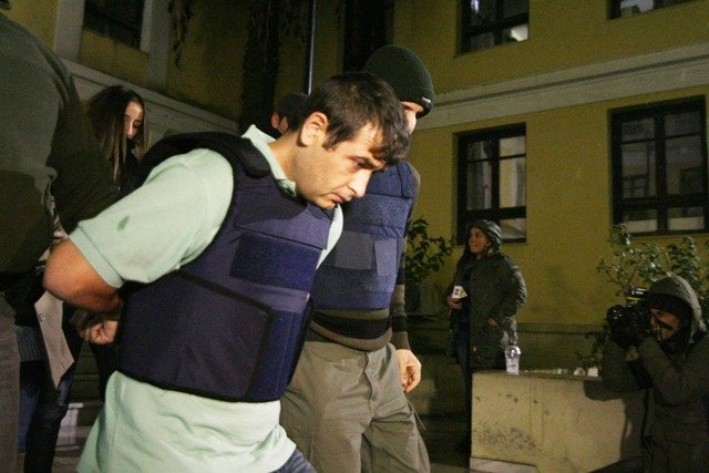 Προφυλακιστέος κρίθηκε ο Αλβανός «πιστολέρο» του Μικρολίμανου – Τι έδειξε η βαλλιστική εξέταση για το ΑΚ-47