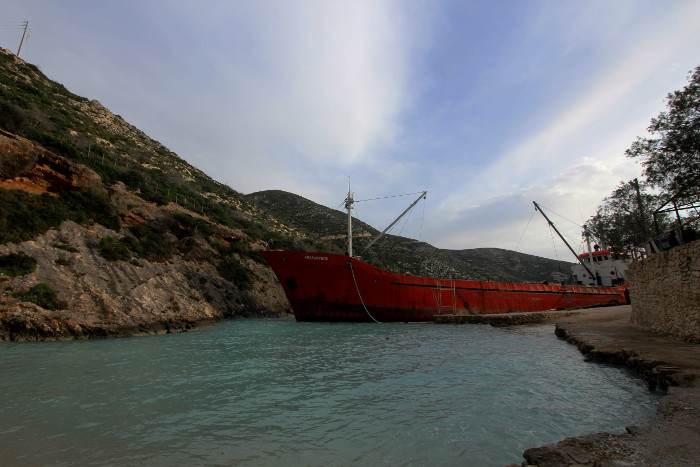 Μυστήριο στη Ζάκυνθο: Το νέο «ναυάγιο» τσιγαράδικου -Το εγκαταλελειμμένο πλοίο που βγήκε στη στεριά [εικόνες]