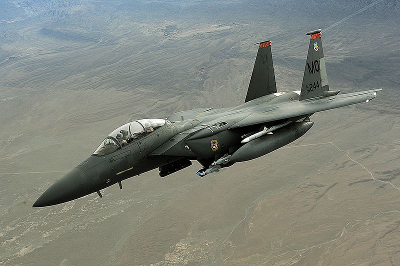 Δείτε 2 μαχητικά κρούσης F-15E σε άσκηση χαμηλής διείσδυσης ανάμεσα σε βουνά [βίντεο]