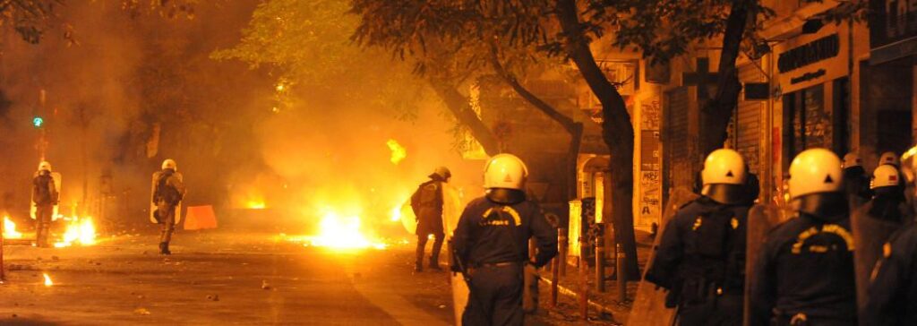 Οδομαχίες στα Εξάρχεια [βίντεο]