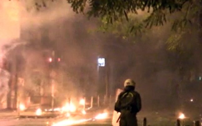 Είκοσι προσαγωγές – Προσπαθεί να αποκλείσει τους ταραξίες στα Εξάρχεια η Αστυνομία