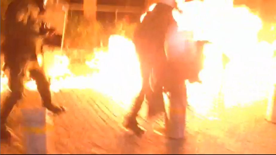 Σε πεδίο μάχης μεταβλήθηκαν και πάλι περιοχές της Αθήνας – 211 προσαγωγές [εικόνες]