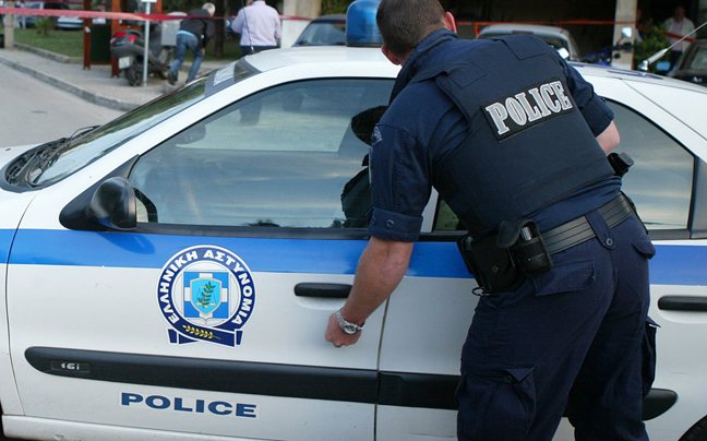 Πάτρα: Εισέβαλε σε καταστήματα σπάζοντας τη τζαμαρία με πέτρα
