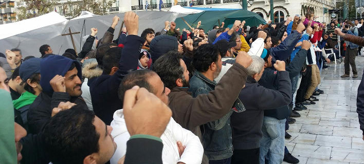 Οι Σύροι πρόσφυγες αρνούνται να μετακινηθούν – Ένταση στο Σύνταγμα [εικόνες]