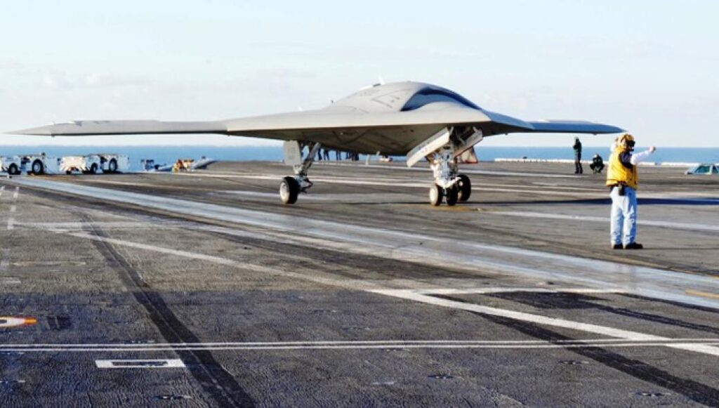 Αμερικανικό Ναυτικό: «Εντός του 2015 οι πρώτες αυτόνομες δοκιμές εναέριου ανεφοδιασμού του Χ-47Β»