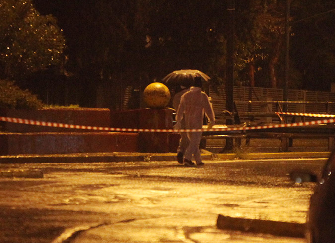 ΕΚΤΑΚΤΟ: Τρομοκράτες “γάζωσαν” με ΑΚ-47 Καλάσνικοφ την πρεσβεία του Ισραήλ στο Ψυχικό (upd)